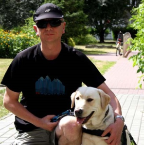 Adam Wojtoń ze ze swoim psem przewodnikiem na spacerze